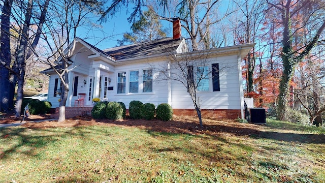 view of front of house featuring a front yard and central AC unit