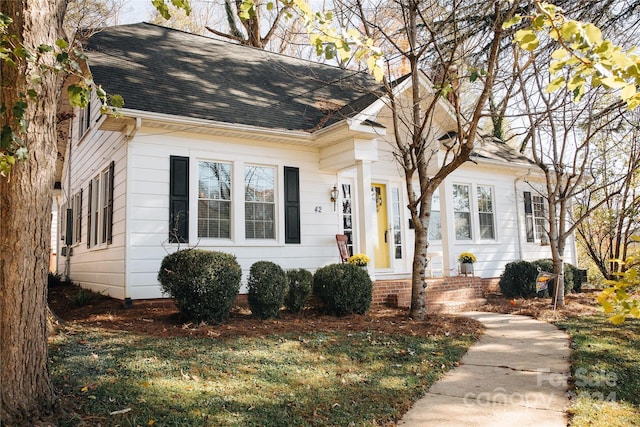 view of front of house with a front lawn