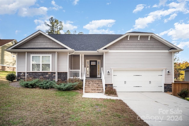 craftsman house featuring a porch and a front lawn