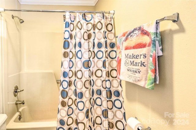 bathroom featuring shower / bath combo with shower curtain and crown molding