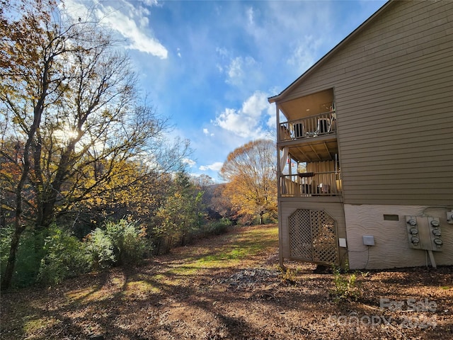 view of yard featuring a balcony