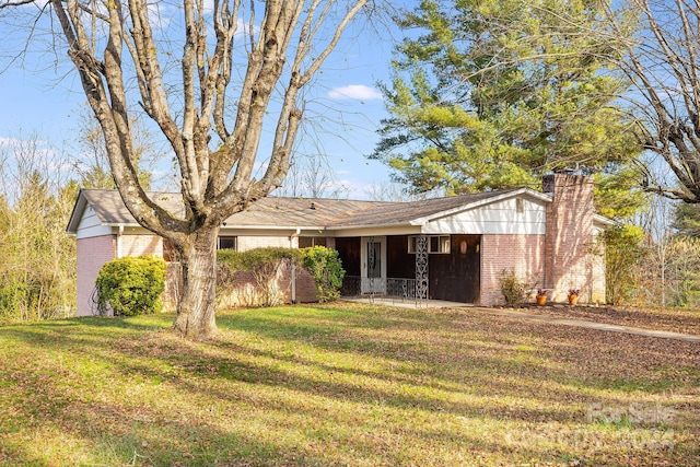 view of front of home featuring a front lawn