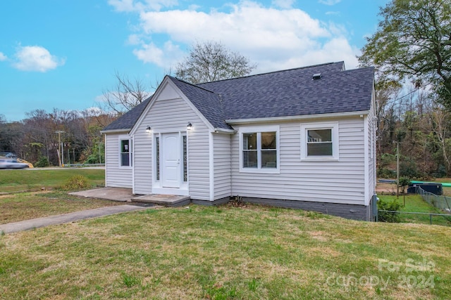 view of front of home featuring a front lawn