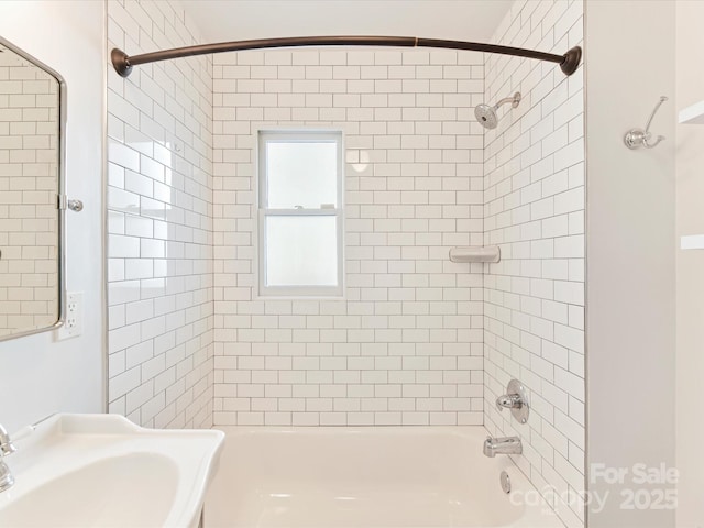 bathroom featuring sink and tiled shower / bath