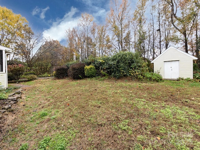 view of yard featuring a storage unit