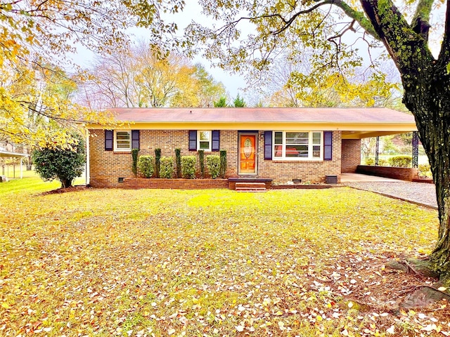 ranch-style home featuring a front lawn and a carport