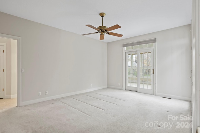 unfurnished room featuring ceiling fan and light colored carpet