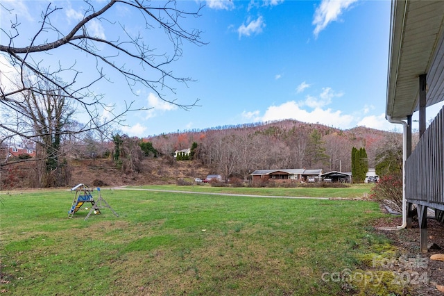 view of yard with a mountain view