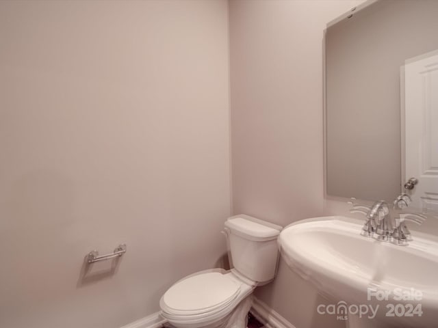 bathroom featuring toilet and sink