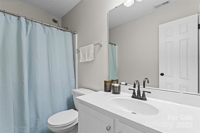 full bathroom with toilet, a shower with curtain, visible vents, and vanity