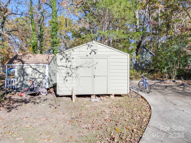 view of outbuilding