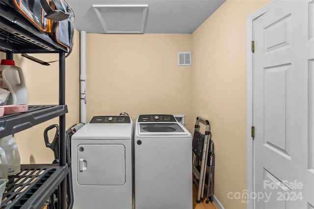 washroom featuring washing machine and clothes dryer