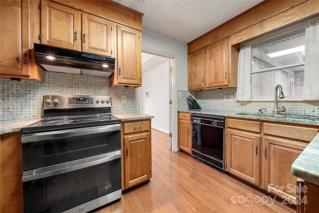 kitchen featuring electric range, dishwasher, sink, light hardwood / wood-style floors, and decorative backsplash