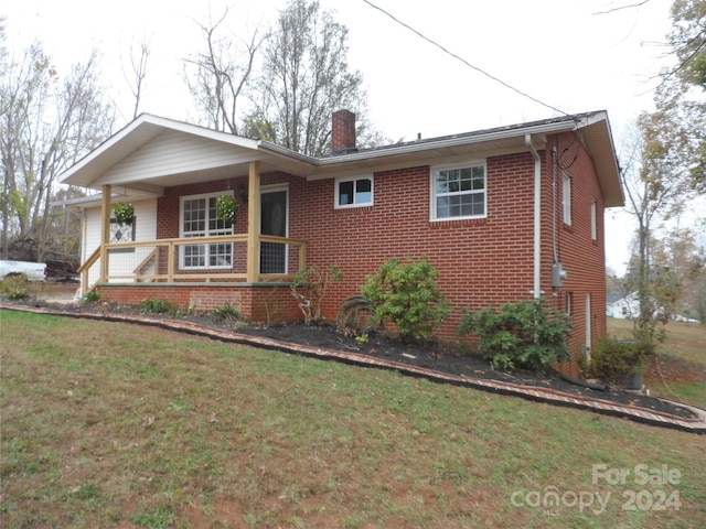 view of front facade with a porch and a front lawn