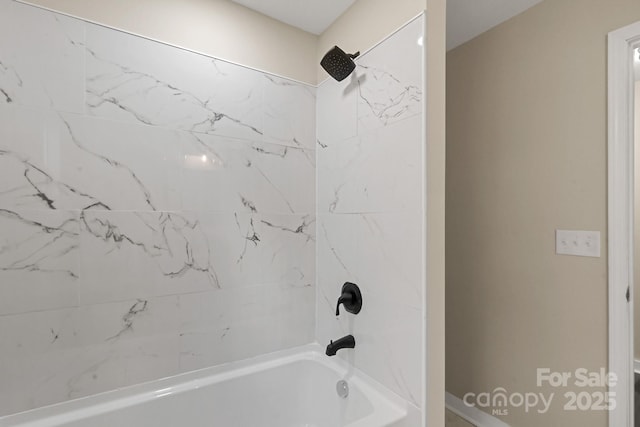 bathroom with tiled shower / bath