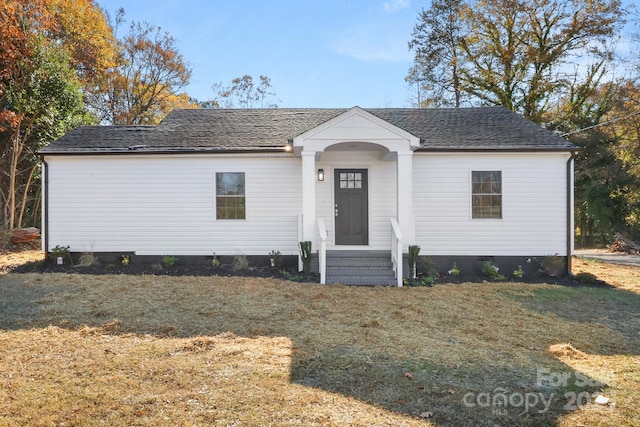 view of front of property featuring a front lawn