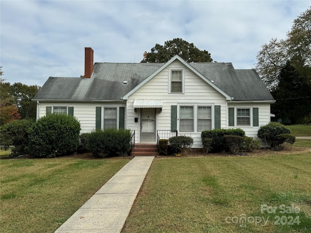 1716 3rd St NE, Hickory, NC 28601 - view of front facade with a front lawn