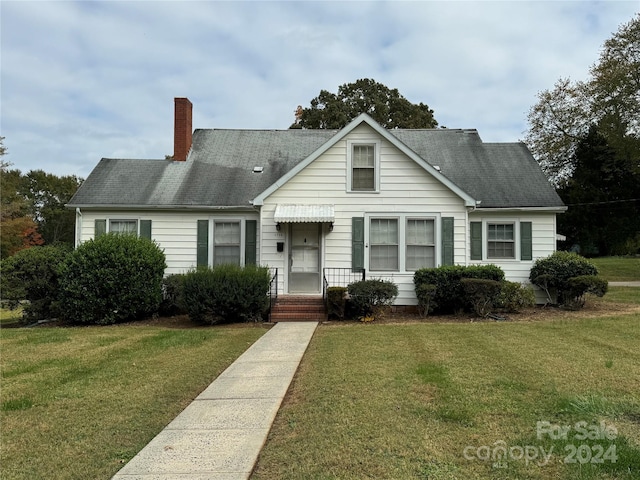 view of front facade with a front lawn