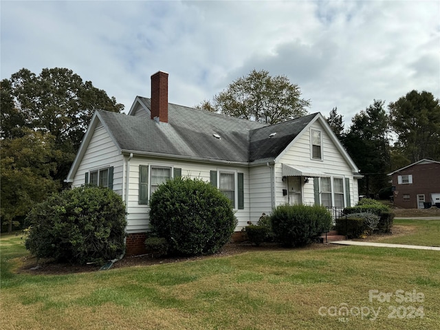 view of front facade featuring a front yard