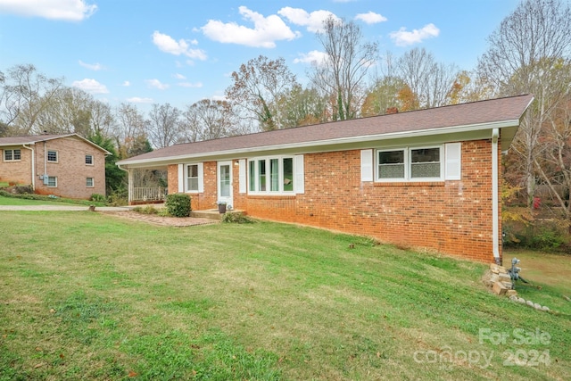 single story home with a front lawn