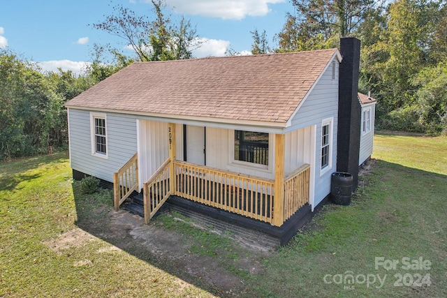 view of front of home with a front yard