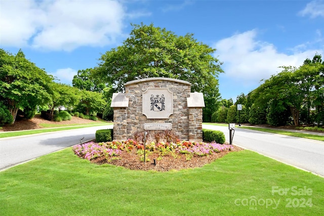 community / neighborhood sign featuring a lawn