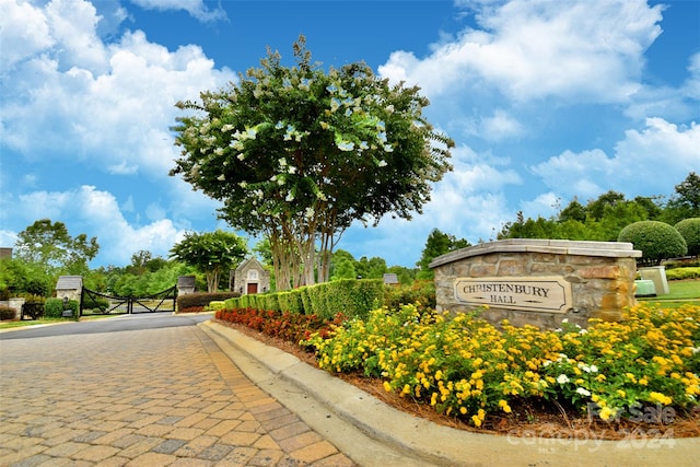 view of community / neighborhood sign