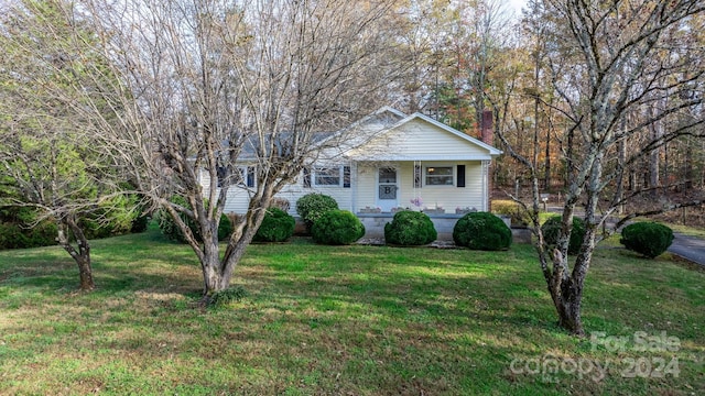 view of front of house featuring covered porch and a front yard