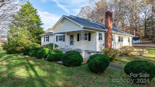 view of front facade with covered porch and a front lawn