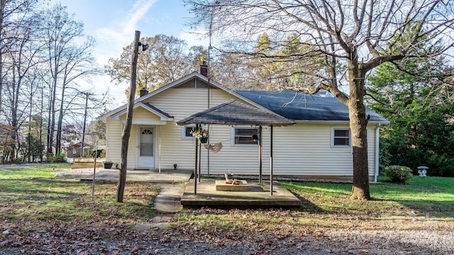 view of front of property featuring a front lawn