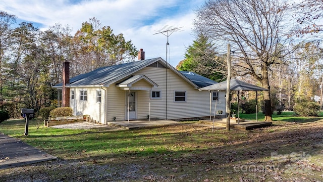 bungalow featuring a front yard