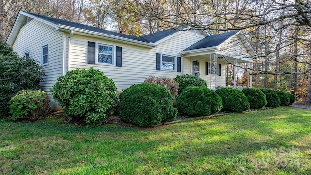 view of front of house featuring a front lawn