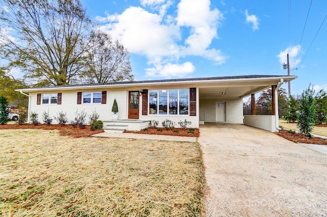 view of front of property featuring a carport