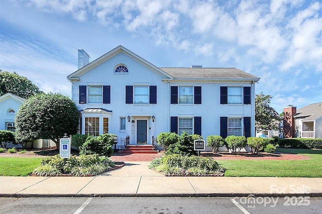 view of front of house featuring a front yard