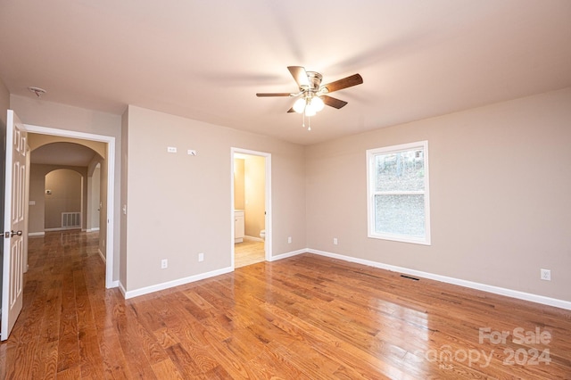 unfurnished room featuring light hardwood / wood-style flooring and ceiling fan