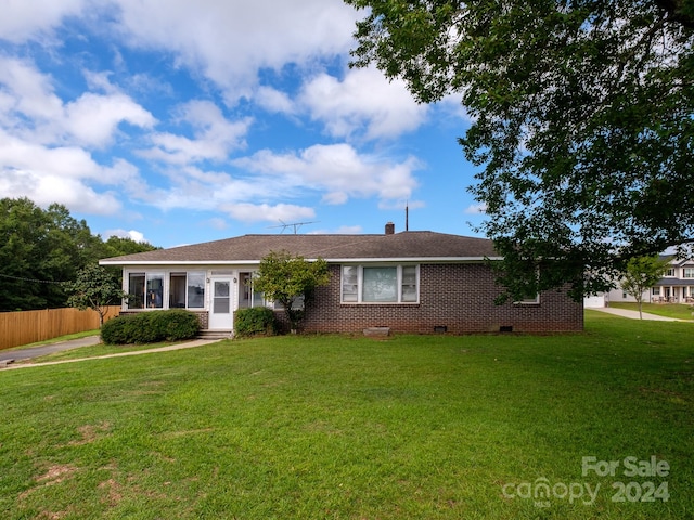 single story home with a front yard