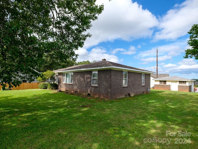 view of side of property featuring a yard