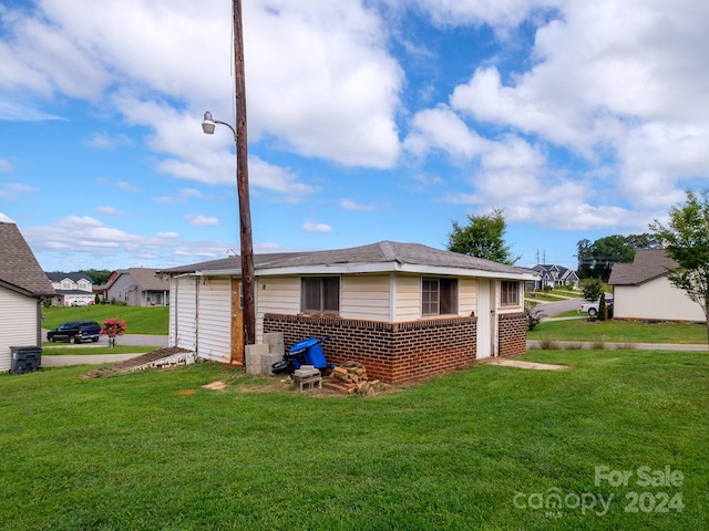 exterior space featuring a yard