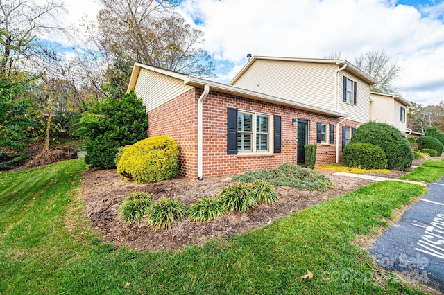 view of front of house with a front yard