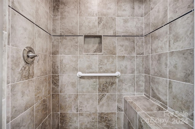 bathroom featuring a tile shower