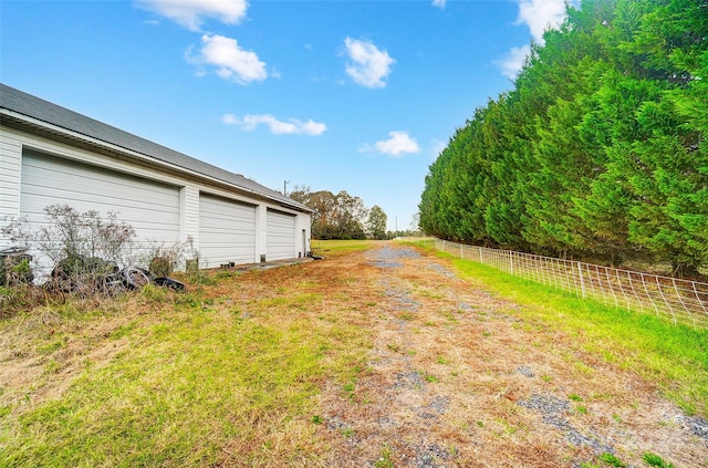 view of yard featuring an outdoor structure and a garage