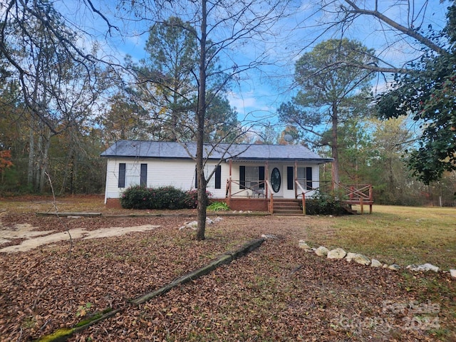 ranch-style house featuring a porch and a front lawn