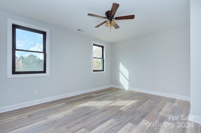 unfurnished room featuring light wood-type flooring and ceiling fan