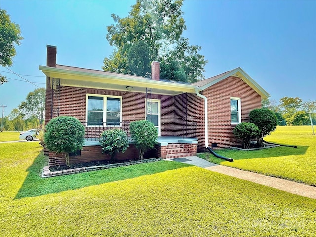 view of front of property with a front yard