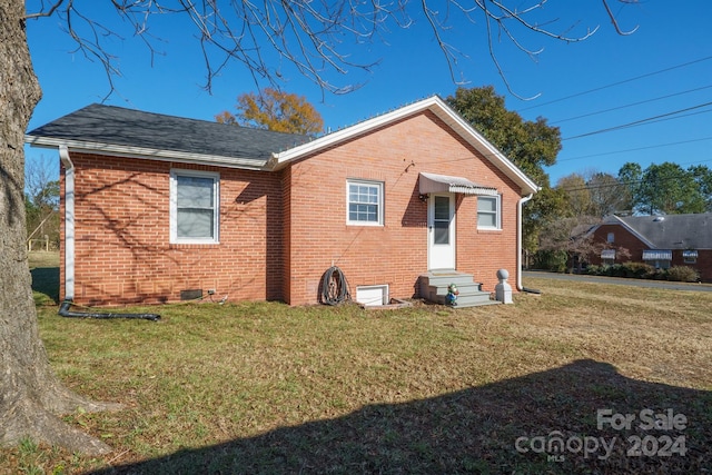 view of front of home with a front yard