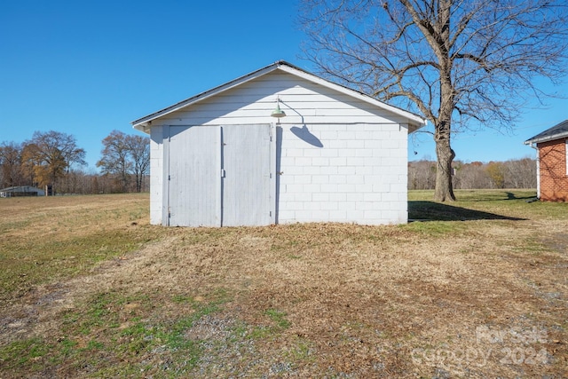 view of outdoor structure with a yard