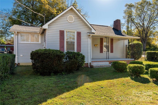 view of front facade featuring a front lawn and covered porch