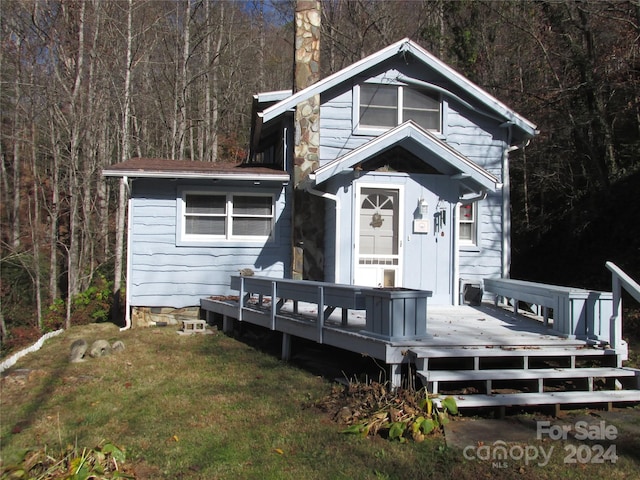 view of front facade featuring a front lawn and a deck