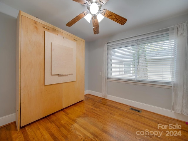 unfurnished room featuring light hardwood / wood-style floors and ceiling fan