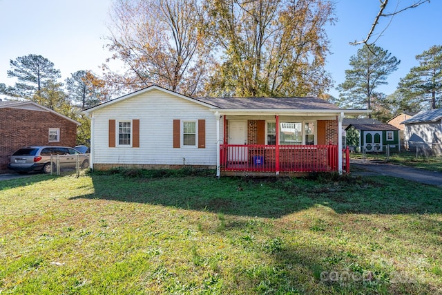 ranch-style house with covered porch and a front yard